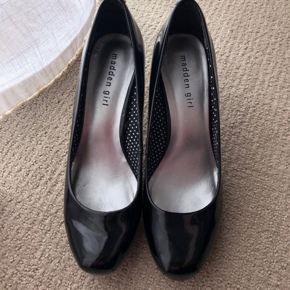 Classic Black Pump / Size 9 - Picture 2 of 4